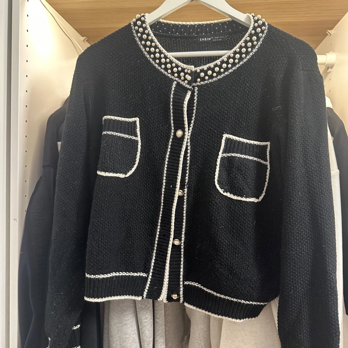 Svart kofta med pärlor från SHEIN