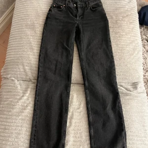 Svarta straight jeans från gina tricot - Snygga svarta jeans från gina tricot i mom jeans modell. Midwaist/highwaist. Knappt använda. Säljer då dom inte kommer till användning💕