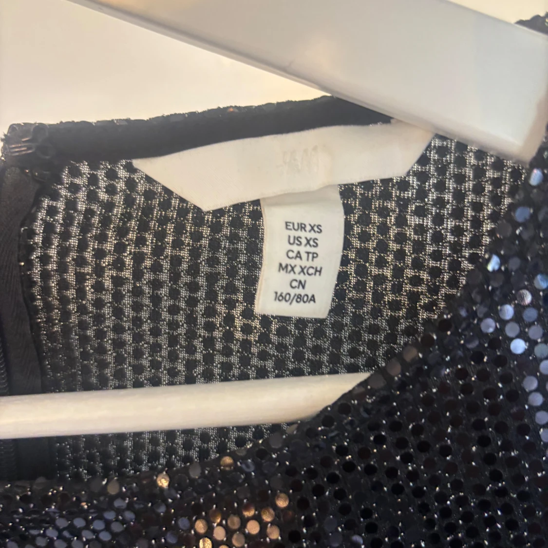 Glittrig svart klänning från H&M XS - 2