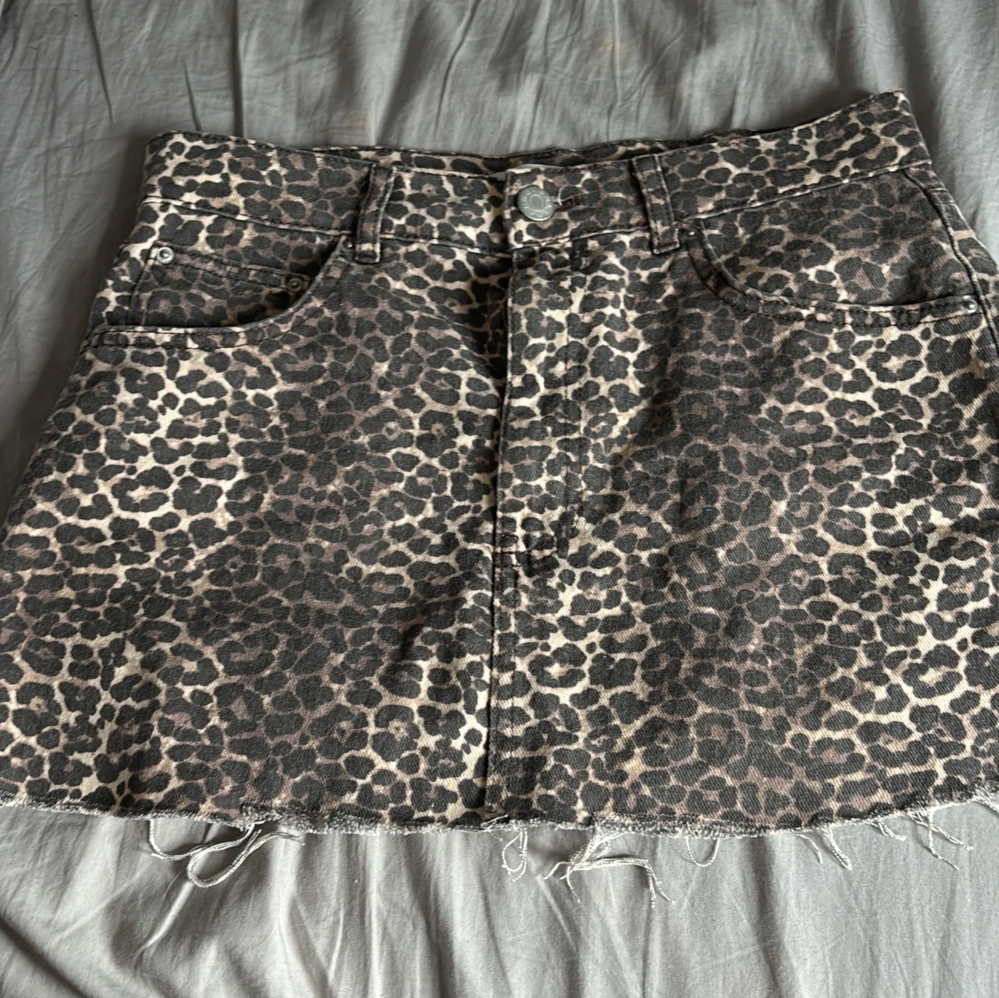 Leopardmönstrad jeanskjol 