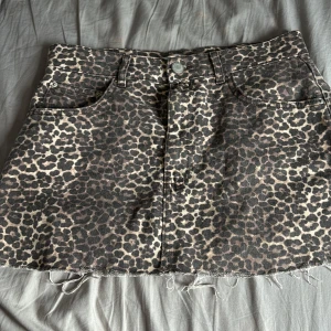 Leopardmönstrad jeanskjol  -  kort jeanskjol med leopardmönster använd ett fåtals gånger