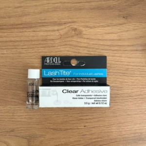 Ardell Clear Adhesive - Säljer mitt ardell frans lim, använd till 2 setts! Pris kan diskuteras 