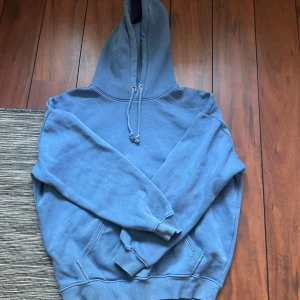 Blå hoodie från BikBok - Nypris 300. Som ny, inga defekter, tyget är fortfarande fluffigt och inte urtvättat