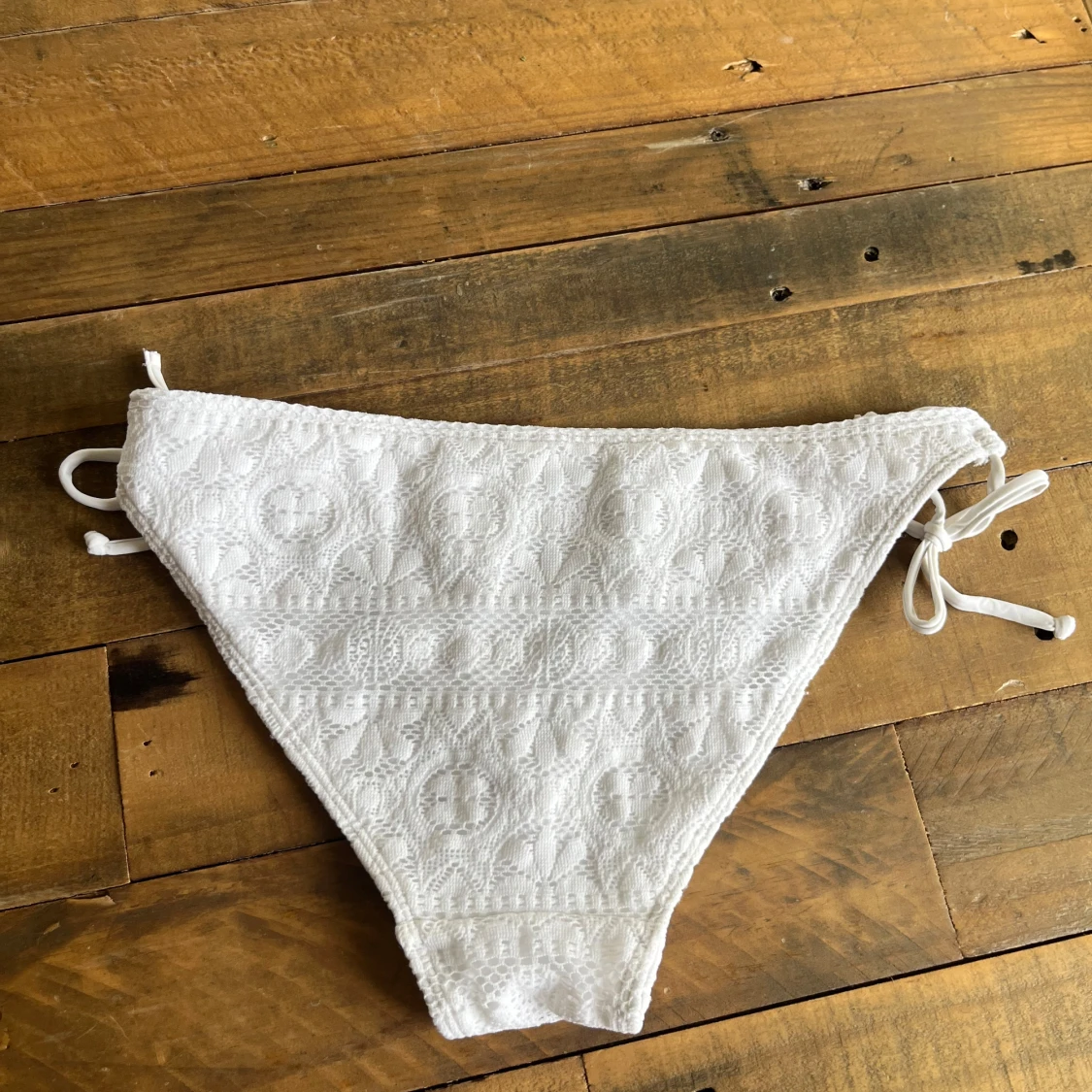Vit bikiniunderdel med knyt i sidorna - 1