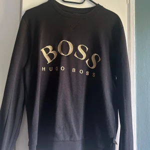Svart sweatshirt från Hugo Boss - Svart sweatshirt från Hugo Boss, den är äkta. Storlek S säljer för den inte passar.