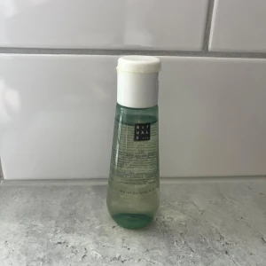 Rituals Sleep Dry Oil 50ml - Rituals Sleep Dry Oil för kropp och hår i en smidig plastflaska med vitt lock. Doften är mild och fräsch, och flaskan rymmer 50 ml.