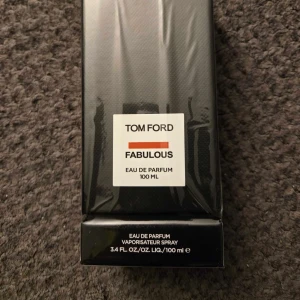 Tom Ford Fabulous Eau de Parfum 100ml - Tom Ford Fabulous Eau de Parfum i lyxig svart förpackning med vit etikett och röd detalj. Flaskan rymmer 100 ml och är en exklusiv doft som sticker ut. Perfekt för dig som vill ha något unikt och trendigt i parfymhyllan. Har inte använts en enda gång. 
