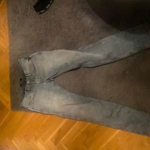 Replay ljusblå jeans, midja 34/34 - Säljer ett par snygga ljusblå jeans från Replay i klassisk femficksmodell. Jeansen har en rak passform och är tillverkade i mjukt denimtyg. Perfekta för dig som gillar en stilren och avslappnad look.