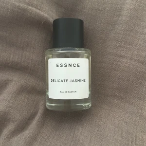 Parfym - Säljer denna sommar parfymen från Essence då! Endast testad. Innehåller noter av b.l.a apelsin blomma, citrus, bergamott, jasmin och vanilj❤️