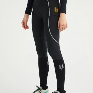 Svarta ridleggings från MD med ficka - Svarta ridleggings från Maya Delorez med hög midja, smart mobilficka på låret och vita kontrastsömmar. Silikonmönster på insidan för extra grepp i sadeln och logga i gult och vitt. Stretchigt syntetmaterial som sitter tight och bekvämt vid ridning. Inga hål eller defekter säljs då dom är för små. Kontakta gärna mig innan du köper💕💕