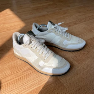 Valentino rockrunner - Vita Valentino rockrunner i bra skick (general wear) Storlek 44. Perfekta vita skor nu till sommaren. Tveka inte att kontakta vid minsta lilla fundering 🙏 