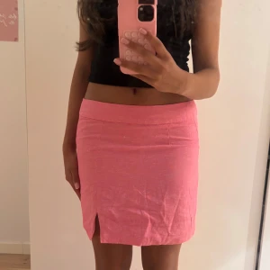 Rosa kortkjol med slits - Snygg rosa kortkjol med liten slits framtill. Perfekt för dig som gillar en feminin och fräsch look. Materialet känns lätt och passar bra till varmare dagar. ☀️Hör av dig vid eventuella frågor och priset kan alltid diskuteras.Hör av dig vid eventuella frågor och priset kan alltid diskuteras.💗🙌🏼