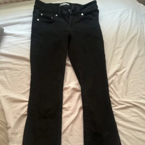Svarta bootcut jeans med fickdetaljer - Svarta jeans med bootcut passform och snygga silvriga knappar på både fram- och bakfickor. Endast använt 3-4 ggr💕storlek S men passar xs lika bra! Köpta för 399kr  