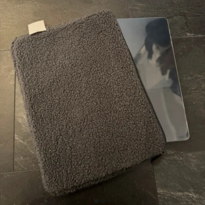 Grå teddyfodral till dator - Mjuk och fluffig datorväska i mörkgrå fleece. 