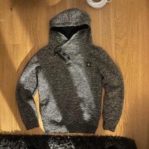 Stone island hoodie - Säljer en snygg stone island hoodie i storlek S, 8/10 skick dock liten skada vid dragkedjan men inget stort, skriv vid minsta fundering.