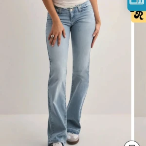 Ljusblå bootcut jeans - Snygga ljusblå jeans med bootcut passform och klassisk femficksdesign. Jeansen har låg midja och är tillverkade i mjukt denimtyg som ger en skön känsla. Perfekta för en avslappnad och trendig look.
