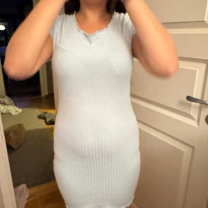 Ljusblå ribbad kortklänning Shein - Supersöt ljusblå ribbad kortklänning från Shein i storlek S. Klänningen har korta ärmar, figurnära passform och vågiga kanter vid hals och ärmslut. Perfekt för dig som gillar en enkel men ändå söt stil.