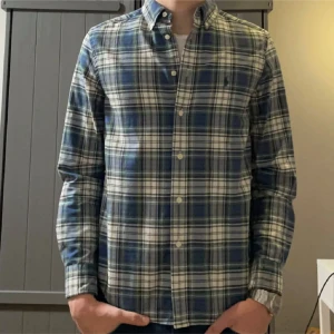 Ralph Lauren skjorta - Säljer denna Ralph lauren skjorta till ett gott pris. Inga defekter🙌 storlek är L i barnstorlek som motsvarar XS. Pris kan diskuteras. Hör av er!