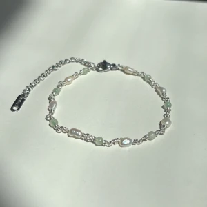 New Jade Bracelet - Detta armband är 16 cm långt och har en 6,5 cm förlängningskedja för justerbar passform. De är handgjorda med rostfri ståltråd och förlängningskedja i rostfritt stål – vilket gör dem både slitstarka och vattentåliga.