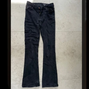 Svarta bootcut jeans - Säljer dessa svarta lowwaist bootcut jeans från Lindex i storlek 34. Pris 100+ frakt 