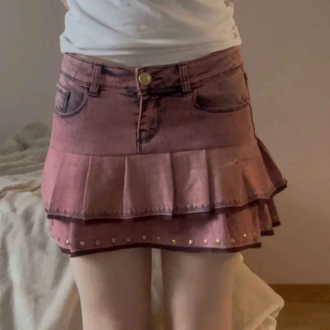 Röd jeanskjol med volanger och nitar - 2