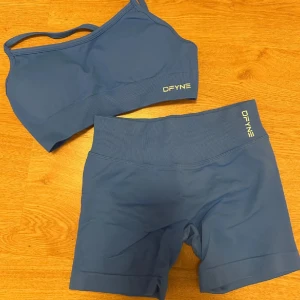 Träningsett - Säljer ett träningsett. Färgen är i electric blue. Storlek i topp är M men passar mig som är en S, samt att storleken i shortsen är XS men likaså passar mig som är en S i vanliga fall. EJ äkta