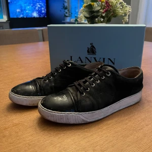 Lanvin cap toe - Säljer mina lanvins i storlek uk10 vilket motsvarar 44, de är i använt skick men har betydligt mycket mer att ge. Själva glanset är lite slitet på båda skorna, syns på bilderna. Mockan är inte topp skick men borde gå göra fint igen med en mocka borste. Original innersulan är sliten men det följer med extra sula så det är inget som märks vid användning. Yttersulan är något nedtrampad vid hälarna men som sagt, de har mycket kvar att ge! Priset är diskuterbart och bara att höra av sig vid frågor!