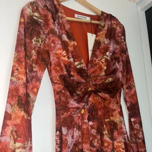 Adoore klänning - Otroligt klänning från Adoore i storlek 34. Modellen ”Foggia Maxi Dress” - originalpris 1595kr. Säljs då det är för liten. Aldrig använd & prislappar sitter kvar 🤍