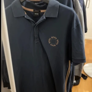 Hugo boss  - Hugo boss piké i storlek XL, passar också L. Svin bra skick.