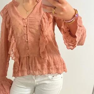 Rosa blus med volanger  - Jättesöt nu till sommaren! 