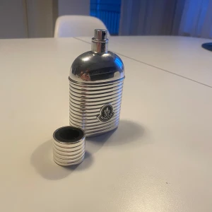 Moncler Pour Homme Eau de Parfum 60 ml - Säljer en äkta Moncler Pour Homme Eau de Parfum 60 ml. Lyxig och stilren herrdoft med inslag av bergamott, vetiver och cederträ. Parfymen är öppnad och det är mer än halva kvar. Tyvärr inte kartongen med. Nypris ca 1 200 kr. Säljes p.g.a. Ingen användning. Skicka gärna ett meddelande vid intresse eller frågor!