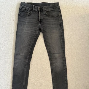 Dondup George jeans - Dondup George jeans i en skön mörkgrå färg. Modellen är George skinnet fit. Skriv video frågor!