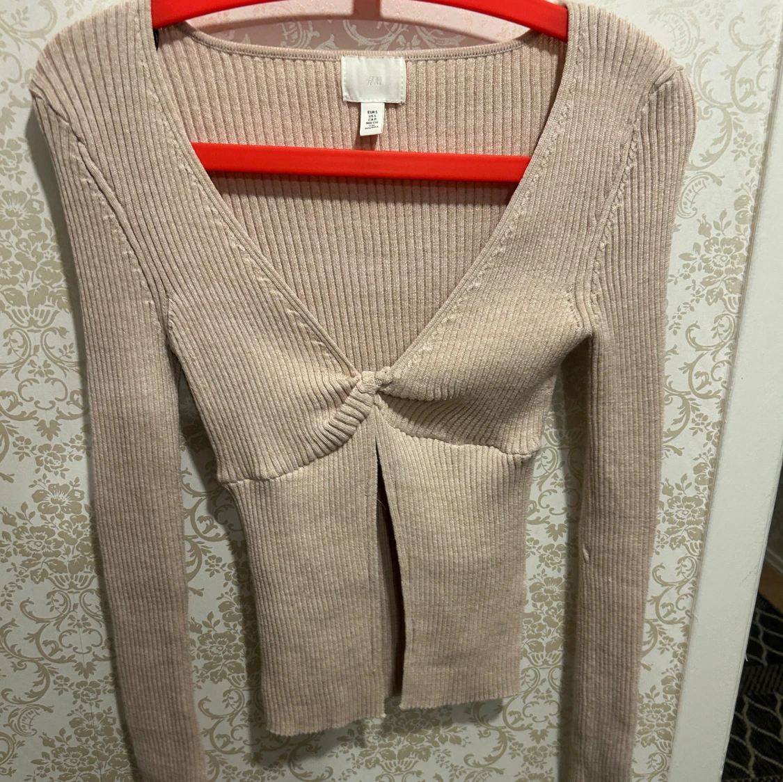 Beige ribbad omlottkofta