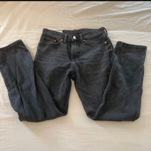 H&M byxor - Använda byxor i tvättad svart, säljer pågrund av för små. Skriv om du undrar något och de passar dig som gillar relaxed fit och om du är 170-177