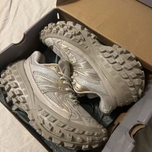 Däck Skor Grå Streetwear  - Säljer dessa skor i storlek 42 EU !! Kan passa dig mellan 41-43 ! skriv vid frågor eller funderingar! Först till kvarn förstås 😊