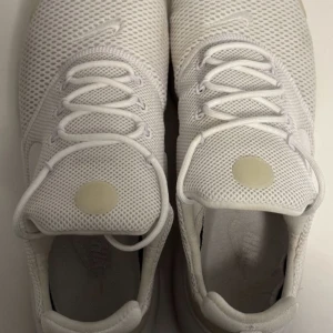 Nike air presto  - Fina och jätte sköna Nike skor passar till alla tillfällen om det är löpning eller finare tillfälle, skorna är använda men i bra skick som ni ser på bilden.  Storlek 41 men kan passa 42 köpta från Nike nypris i butik ca 1800:-