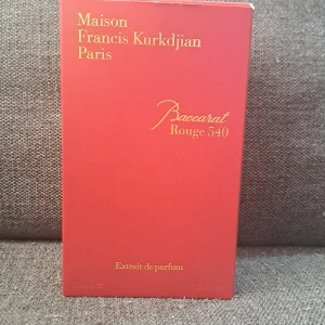 Baccarat Rouge 540 Extrait de Parfum - Lyxig parfym från Maison Francis Kurkdjian, Baccarat Rouge 540 Extrait de Parfum. Flaskan är djup röd med guldiga detaljer och fyrkantig form, samt elegant guldig kork. Kommer i exklusiv röd kartong med guldfärgad text. Volym: 70 ml.