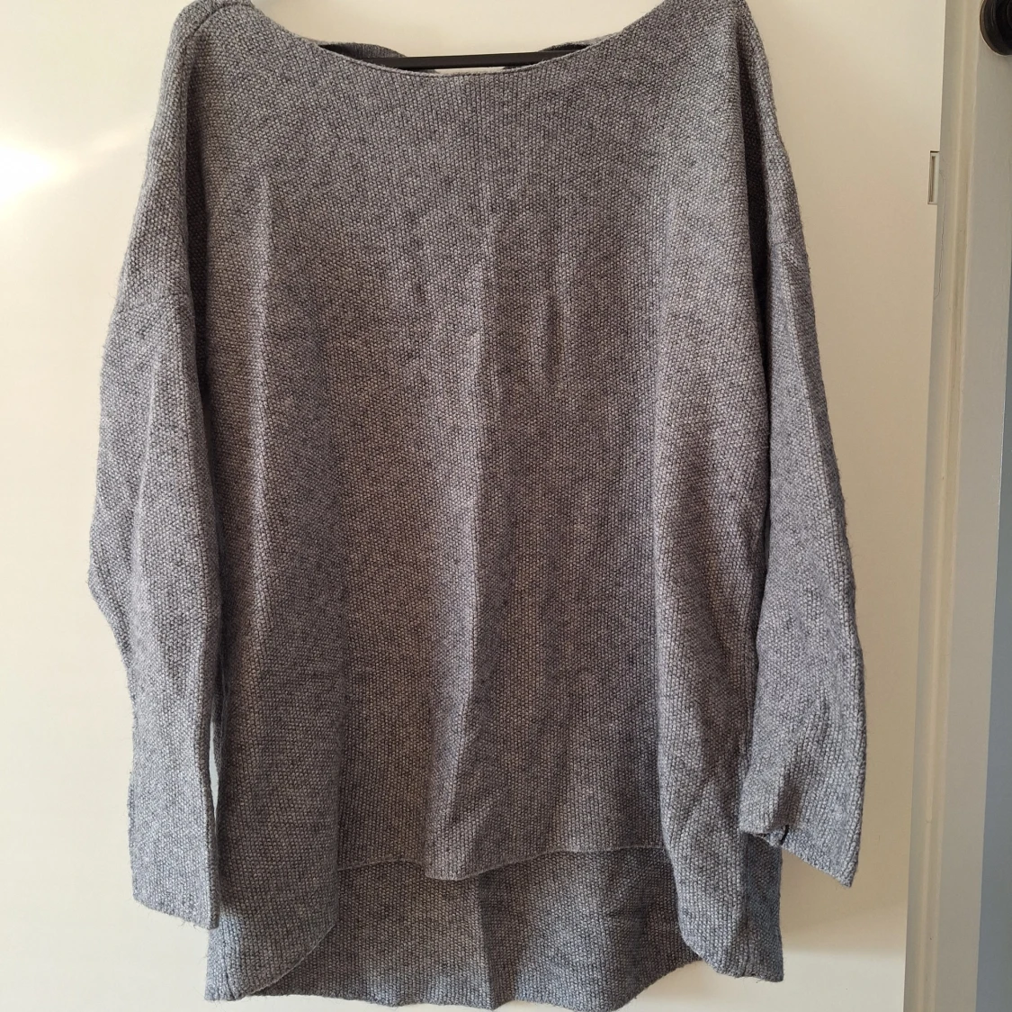 Grå stickad tröja med knyt i ryggen