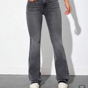 Grå bootcut jeans - Säljer dessa jeans från shein. Dom har inga defekter eller skador men är ganska använda.