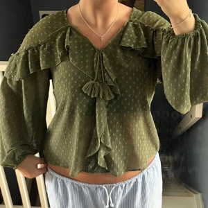 Grön blus - Säljer den här fina blusen från Zara som är i bra skick, lappen borta men storlek M🤗
