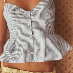 Zara topp  - Jättesöt topp från Zara, säljer då den inte passar. Knappt använd köpt nyligen💕