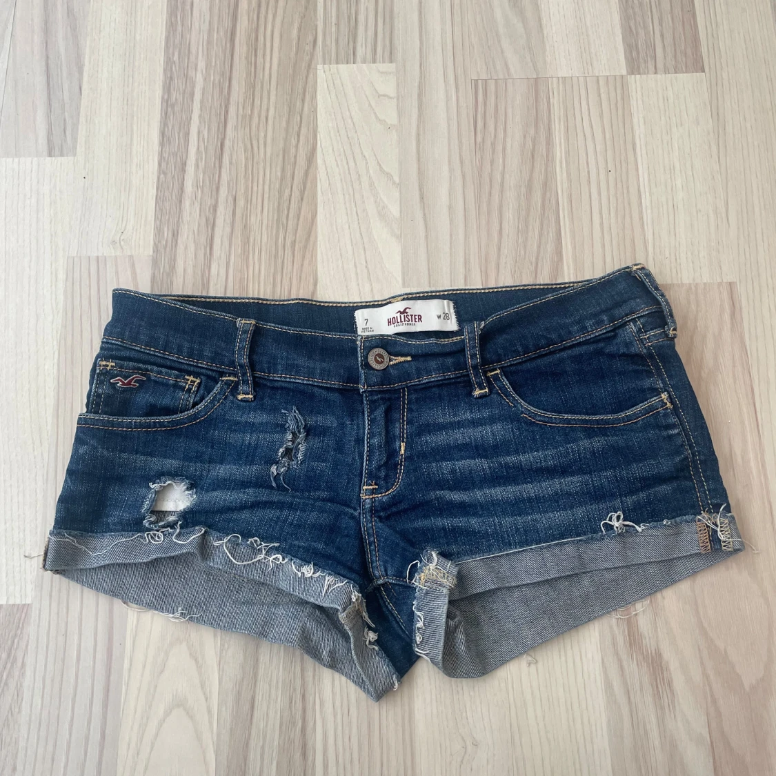 Mörkblå jeansshorts med slitningar från Hollister - 1