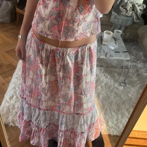 💕Somrig kjol💕 - Säljer min superfina kjol som tyvärr inte längre kommer till användning. Sytt själv (one of a kind), luftigt material och inga slitningar
