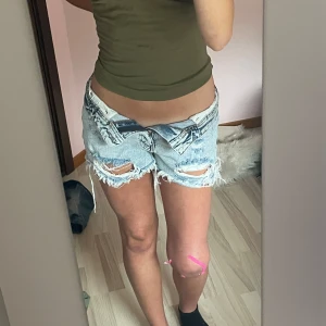 Jeans shorts  - Säljer mina nästan helt oanvända jeansshorts då de inte kommer till användning.