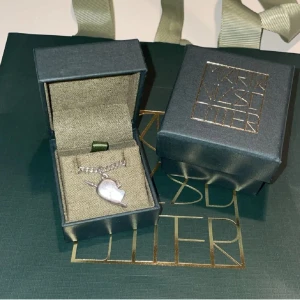 maria nilsdotter halsband - !!!säljer detta superfina maria nilsdotter halsbandet! Det är den till höger jag säljer💕💕💕💕