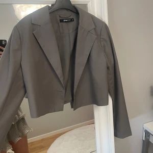 Kort kavaj  - Stilren kort kavaj från Gina, storlek xs☺️