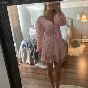 Klänning från design by Amor  - Hittar inte tillfälle att ha denna så har bara hängt i garderoben, helt oanvänd. Strl M🩷