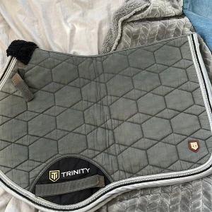 Fint trinity schabrak!! - Super fint shabrak i storlek ponny/cob, använt många gånger men inte trasigt.