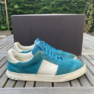 Valentino flycrew  - Hej! Säljer nu dessa sjukt snygga valentino skor. Skorna är i fint skick! Vi rekommenderar att gå ner en storlek. Har ett begränsat antal boxar och dustbag! Hör gärna av dig vid frågor 