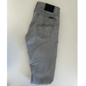 Gråa nudie jeans - Snygga jeans från märket Nudie Jeans, i färgen grå. Jeansen är i mycket fint skick och är i storleken W29 L32. Säljs eftersom de är lite för små för mig🙌